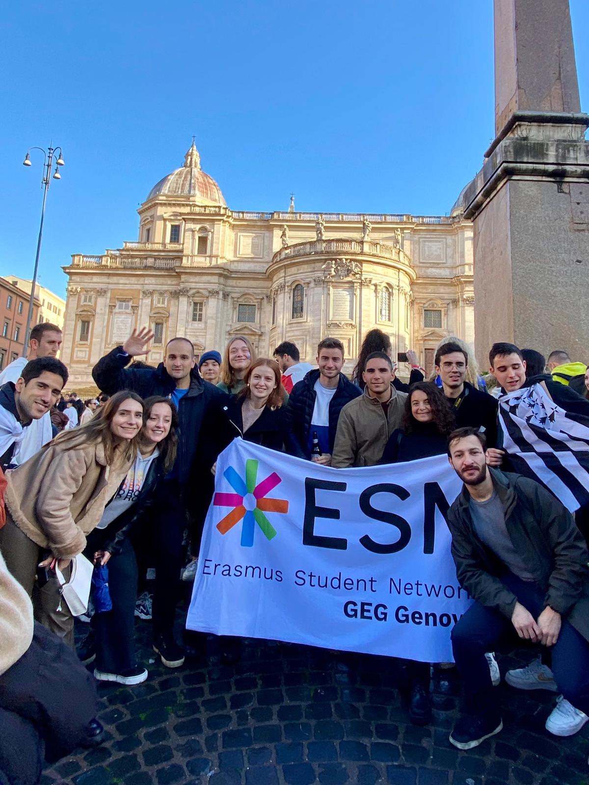 Foto di gruppo con la bandiera della sezione 